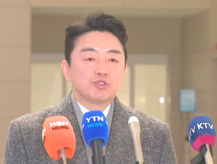 <b>강훈식</b> 비서실장 <b>캐나다</b>... 다연장 로켓 수출 계약 특사로 <b>출국</b>