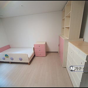 밴키즈 벙커 침대 층 내려서 다리 부착하는 작업 진행