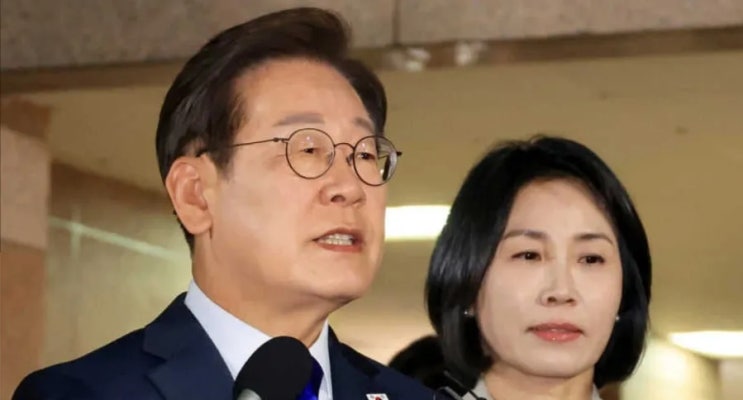 <b>이 대통령</b> 보유세 인상 강력... “<b>잃어버린 30년</b> 안 되려면 거품... 