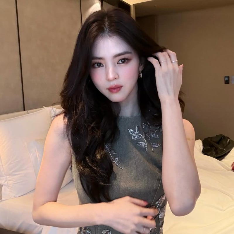 한소희 도쿄 미모 데님룩 w. 민소매 미니 원피스 코디