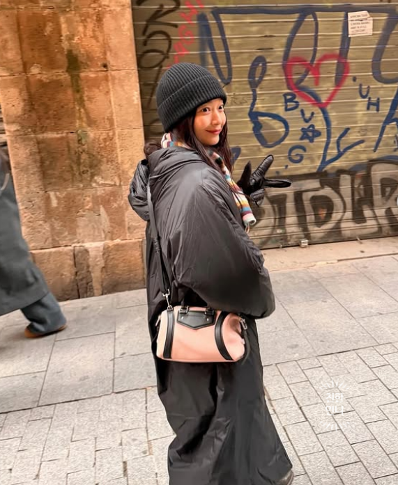  신혼여행에서 김우빈보다 딱 붙어있는 신민아 루이비통백은?