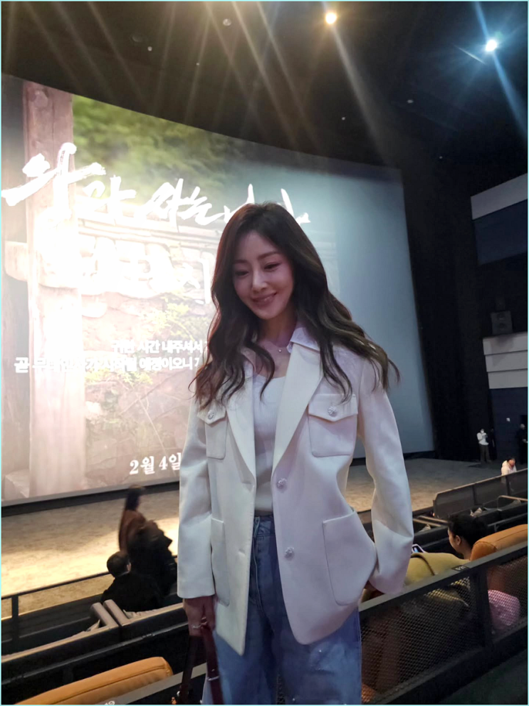  "장항준 감독님 응원왔어요!" 시사회 나타난 오나라, 20만 원대 가방으로 완성한 룩