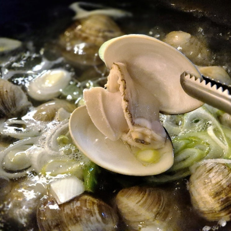  강남역 칼국수 백합탕에 꼬막찜까지 영통백합칼국수
