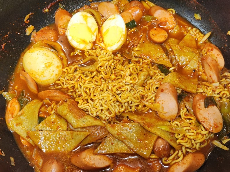 주말 점심메뉴 떡볶이는 살찌니까 라볶이로 가자 신라면라볶이