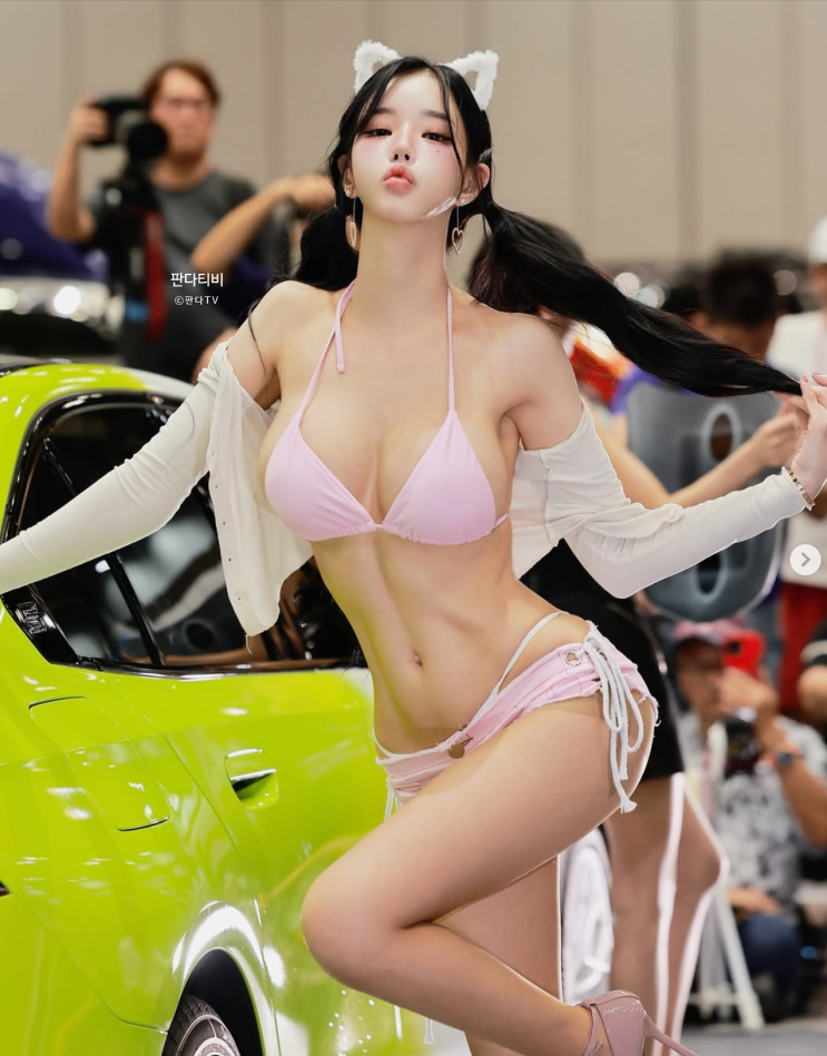  민한나 비키니 근황, 페라리 타는 1티어 모델의 위엄.jpg
