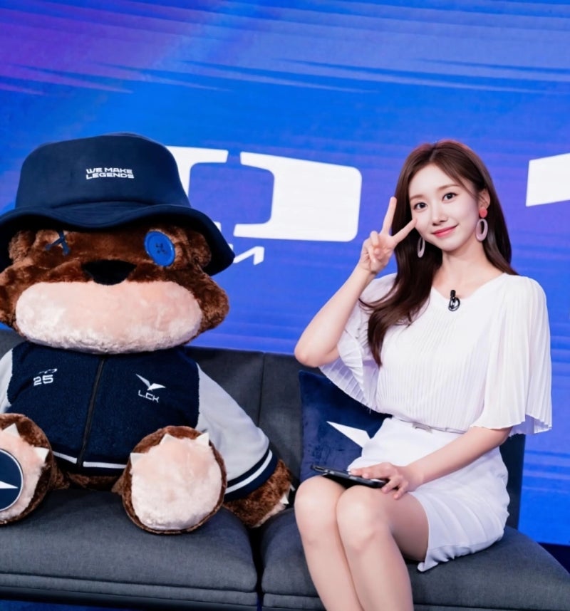 [사진 모음] LCK 미녀 아나운서 윤수빈 캐스터 초절정 미모 레전드 몸매 사진 모음 - 29