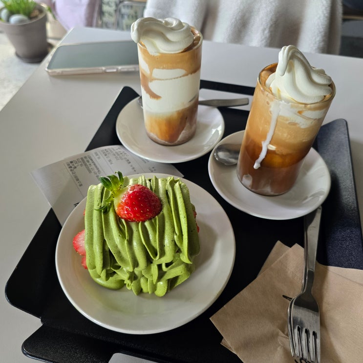 [내돈내산] 데이트 장소로 좋은 수원 행궁 상하 목장 아이스크림 라떼와 말차 케이크 만족스러운 "카페 스퀘어드" 디저트 카페 방문 후기 (대기, 자리, 가격, 실물, 맛 등)
