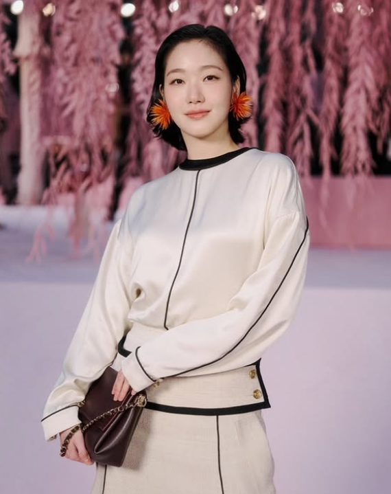  샤넬 쇼장에 나타난 김고은 '멍게 귀걸이' 반전 정체
