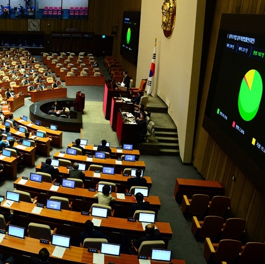 <b>제헌절</b> 다시 빨간날 "<b>공휴일  재지정</b>"... 국회, 단기 육아휴직... 