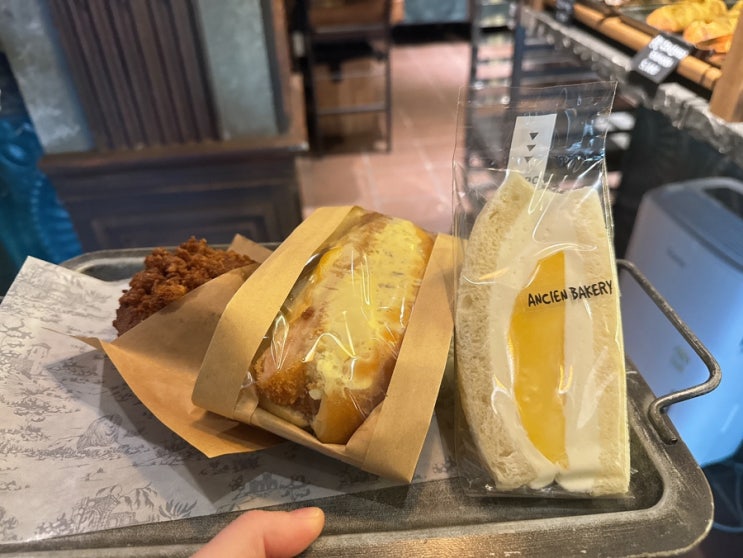  광안리해수욕장 근처에 위치한 인테리어가 특이한 후르츠산도 맛집, 베이커리 카페 앙시앙