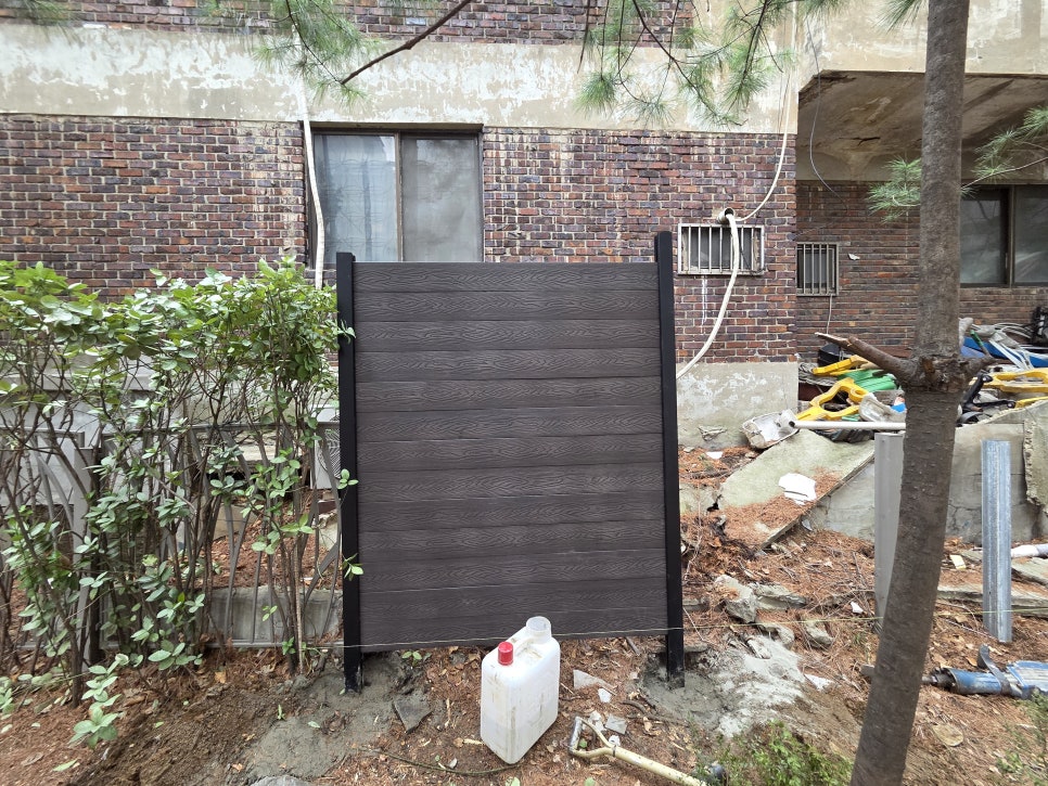 평택 휀스 합성목재 가림막 펜스 매립타입 설치 완료
