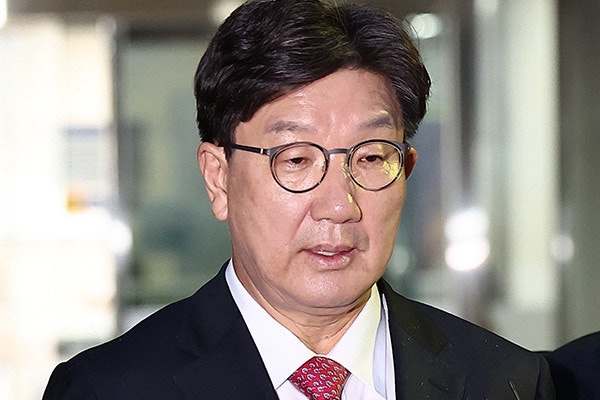 <b>권성동</b>, 불법 정치자금 수수 유죄…1심 징역 2년 실형 <b>선고</b>... 