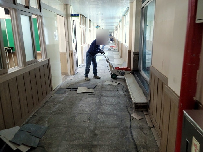  고양시 학교바닥철거 데코타일과 남은본드도 깔끔히제거