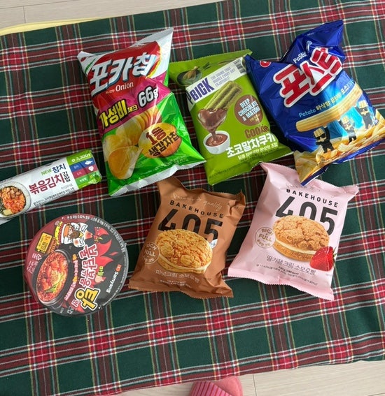 CU 편의점 털기 - 불닭볶음탕면 (컵), new 참치 볶음김치 김밥, 405 소보로빵(딸기잼, 피넛크림)