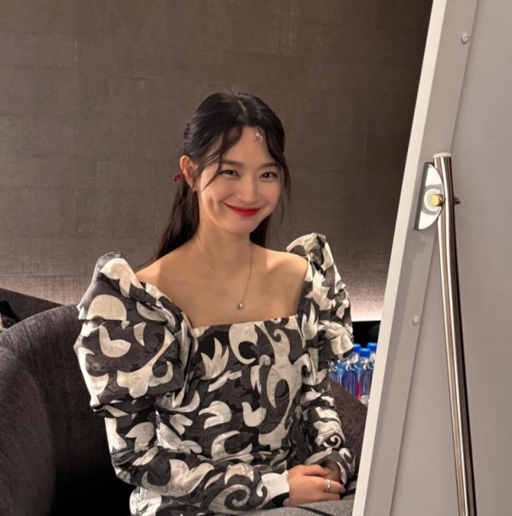  이 가방 뭐야? 보조개가 먼저 떠오르는 여배우,신혼여행 사진에서 유독 시선 멈춘 ‘그 조합’