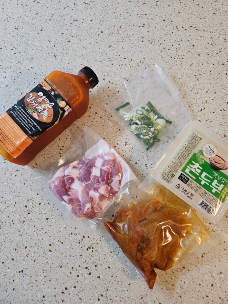  저녁 메뉴 고민 끝! 엄마손김치찌개 생고기 밀키트로 5분 만에 완성하는 김치찌개간편요리