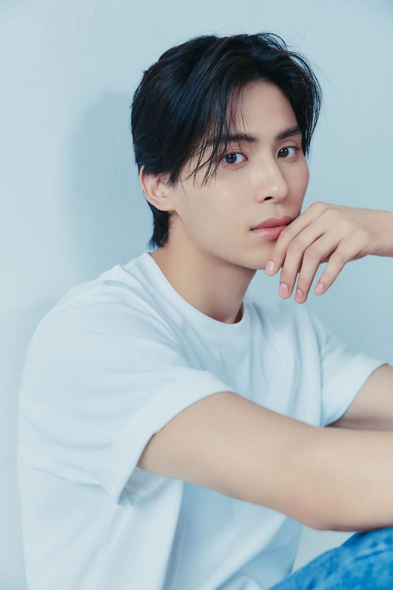 “겹의 흐름 위를 걷는다”…SF9 유태양, ‘서울패션위크’ 첫 런웨이 도전