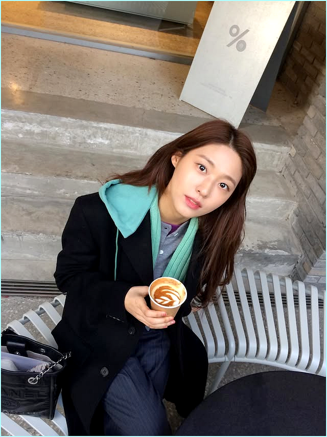  "이게 진짜 찐광택?" 설현이 픽한 1,000만 원대 샤넬 도빌백, 가죽 버전은 실물이 더 영롱하네..