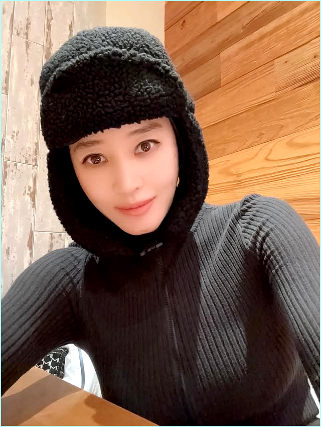  54세 김혜수, 공항에서 인형 꼭 껴안고.. 실물 비율 충격 (관리 비결)