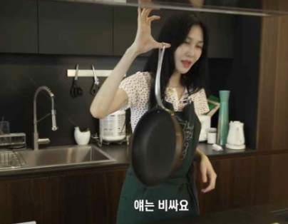   엄태웅 아내 윤혜진의 명품 주방템 공개! 110만 원 프라이팬, 딸 지온이에게 물려줄 사연