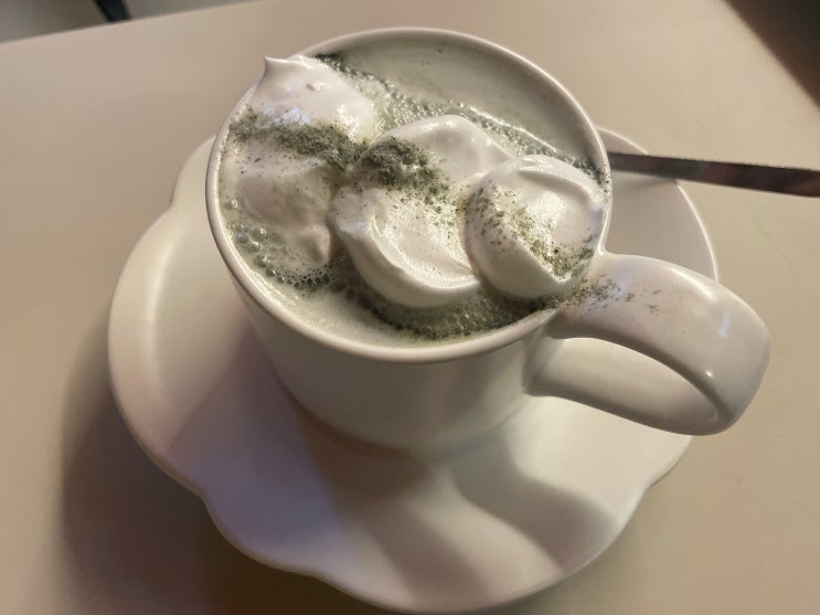  돌담뷰가 예쁜 종로 서순라길 한옥카페 사사 메뉴 뷰 쑥라떼