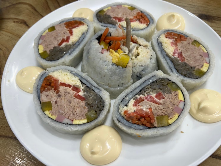  <이공김밥의 시그니처> 팔뚝만한 참치누드김밥 + 그리고 그외 친구들
