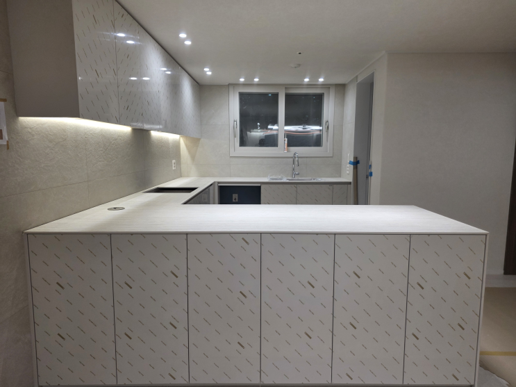  조용한 세라믹 상판의 결로 완성된 주방 리모델링ㅣ부산 아파트 인테리어 싱크대교체ㅣLX 트레버티노 세토소ㅣ셀프인테리어 파트너