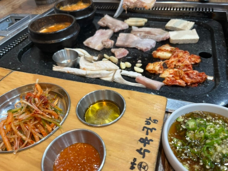  월평동 맛집 삼겹살 쌍둥이수육국밥: 고소한 돌판 삼겹살, 무료 한강라면 리뷰
