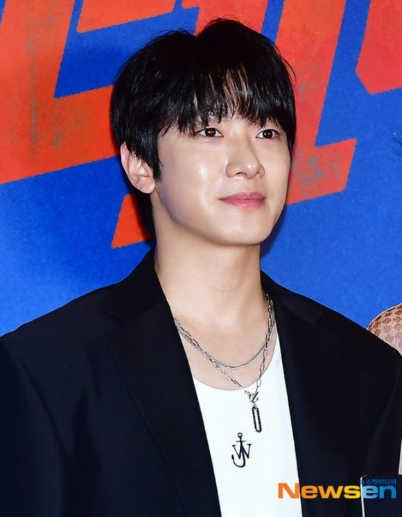 최민환 무대서 실신…공연 도중 탈수로 쓰러진 순간