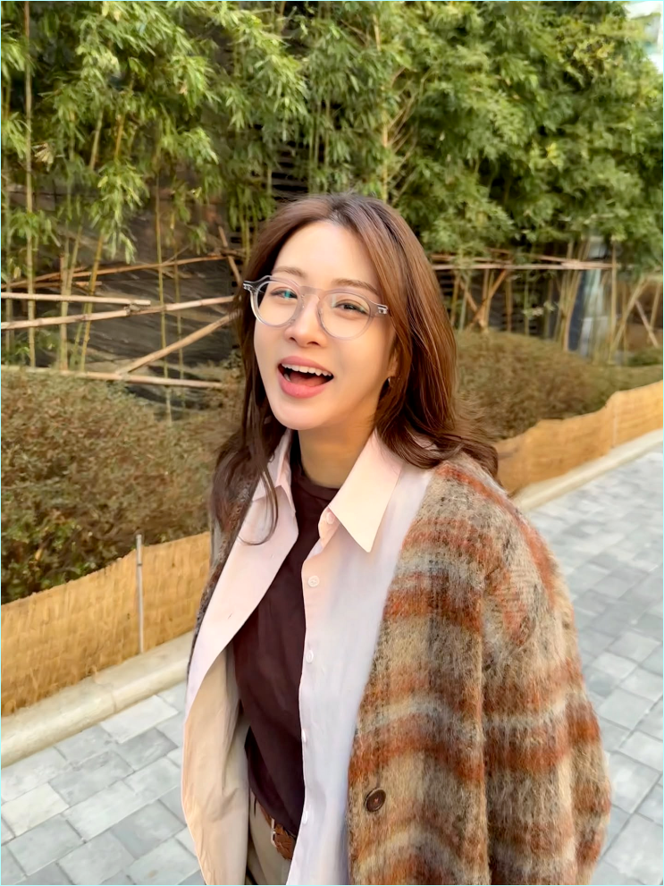  "애 둘 맘 맞나요?" 강소라 근황, 놀이터에서 포착된 60만 원대 가디건 정보