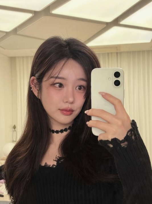  레알 착각할 뻔! 세련된 연예인 패션 완성한 이유비, 장원영 닮은꼴 화제