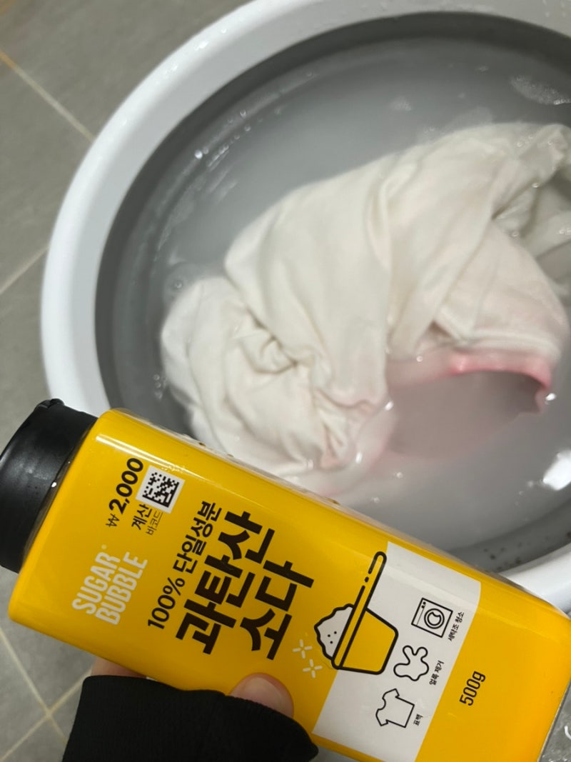 락스 물에 담근 흰옷.. 핑크색 이염 되살릴 수 있을까?