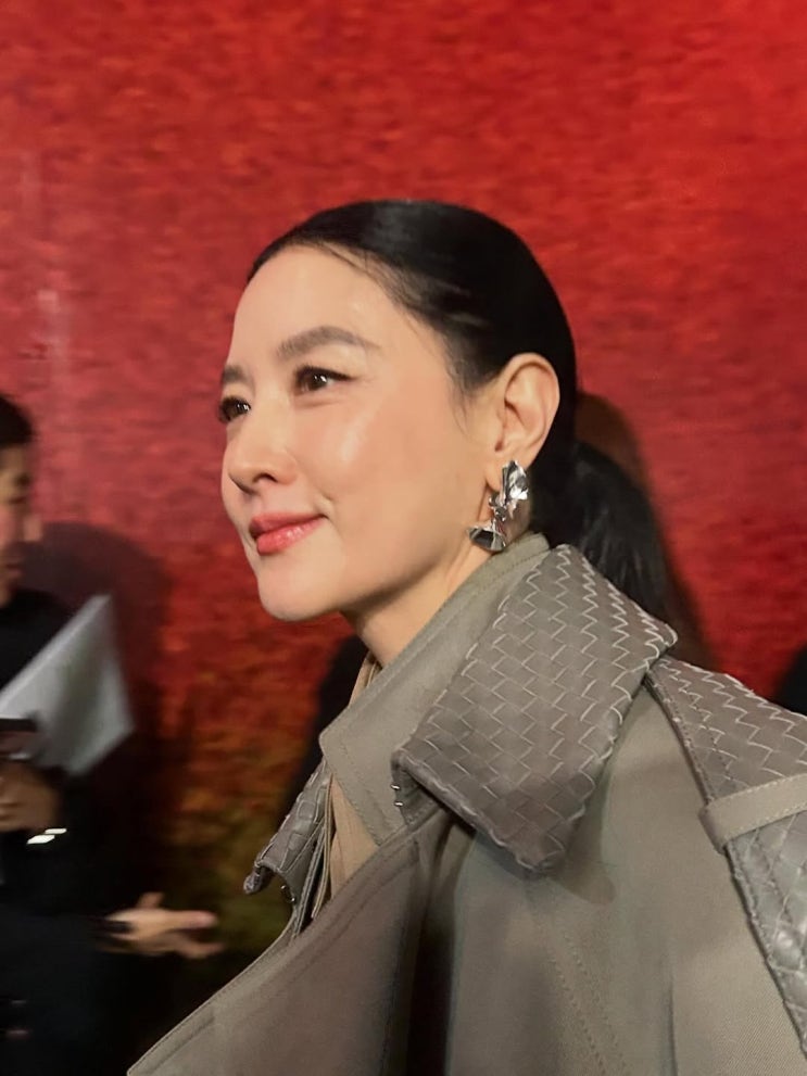  올드머니룩의 대명사 명품 브랜드 보테가베네타와 함께한 이영애, 50대 미모 발산 화제