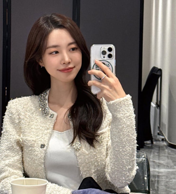  단아한 여자 하객룩 스타일의 정석! 진세연, 트위드 셋업 변신