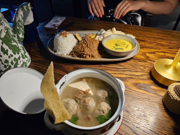  발리 스미냑 '와룽 베르나데트' 솔직후기, 갈비탕 맛이라던 박소(Bakso)의 배신? (향신료 난이도 상)