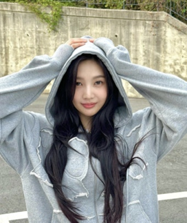 레드벨벳 조이, 블랙 드레스로 완성한 아우라 “드라마 복귀 앞두고 리즈 갱신”