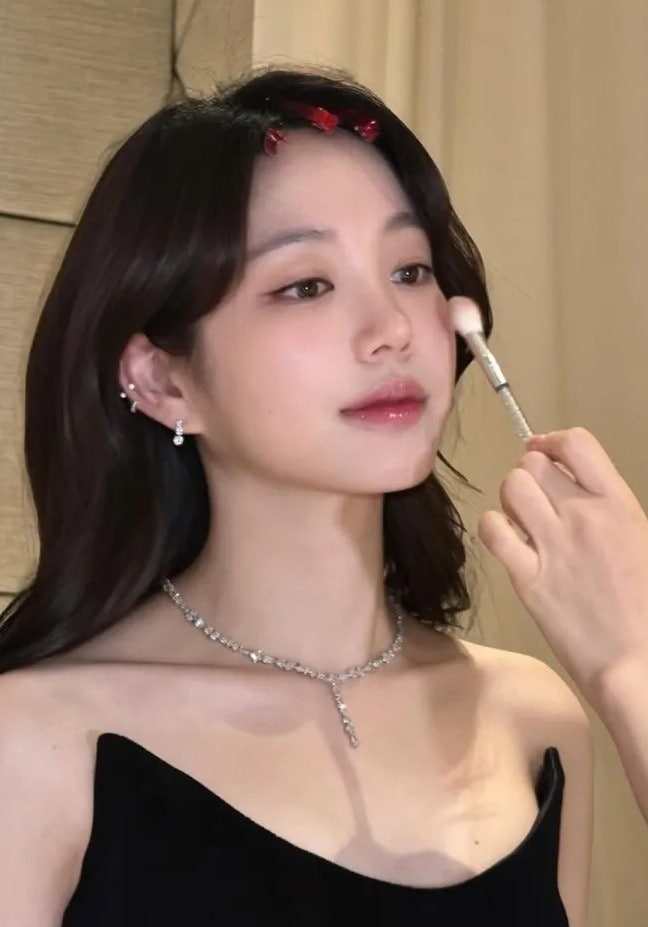  “진짜 착각했다?” 여배우 사진 한 장에 ‘장원영인 줄’ 댓글이 쏟아진 이유