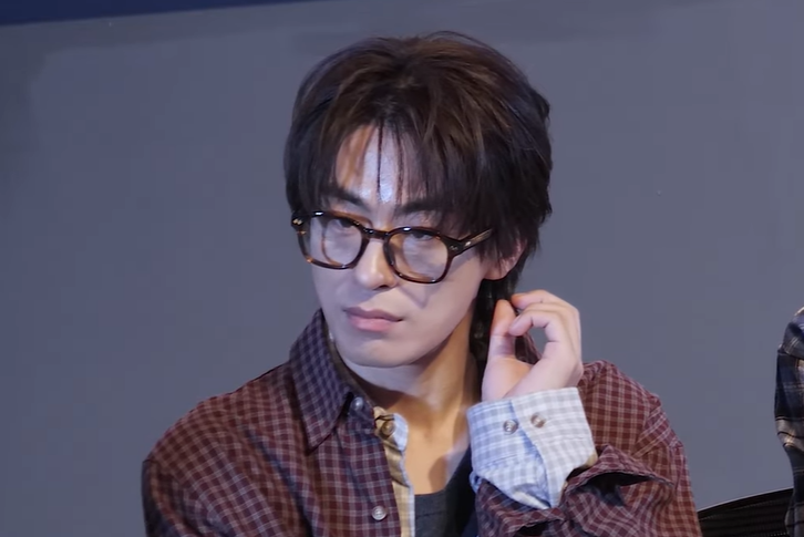 Goo Kyo-hwan's Glasses: 'If We Were' Stage Greeting Styling
