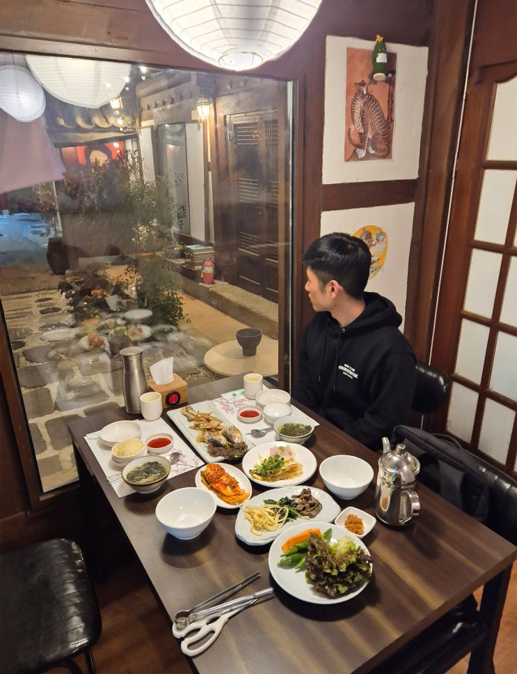  서울 인사동 맛집 '구테이블 한정식' 분위기 좋은 한옥 데이트, 보리굴비정식, 떡갈비, 회한접시 풍경 좋은 식사