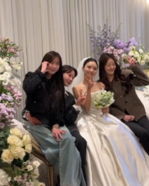   "아침 햇살 같은 신부"… 김지영 결혼식에 뭉친 '하트시그널4' 의리의 여신들
