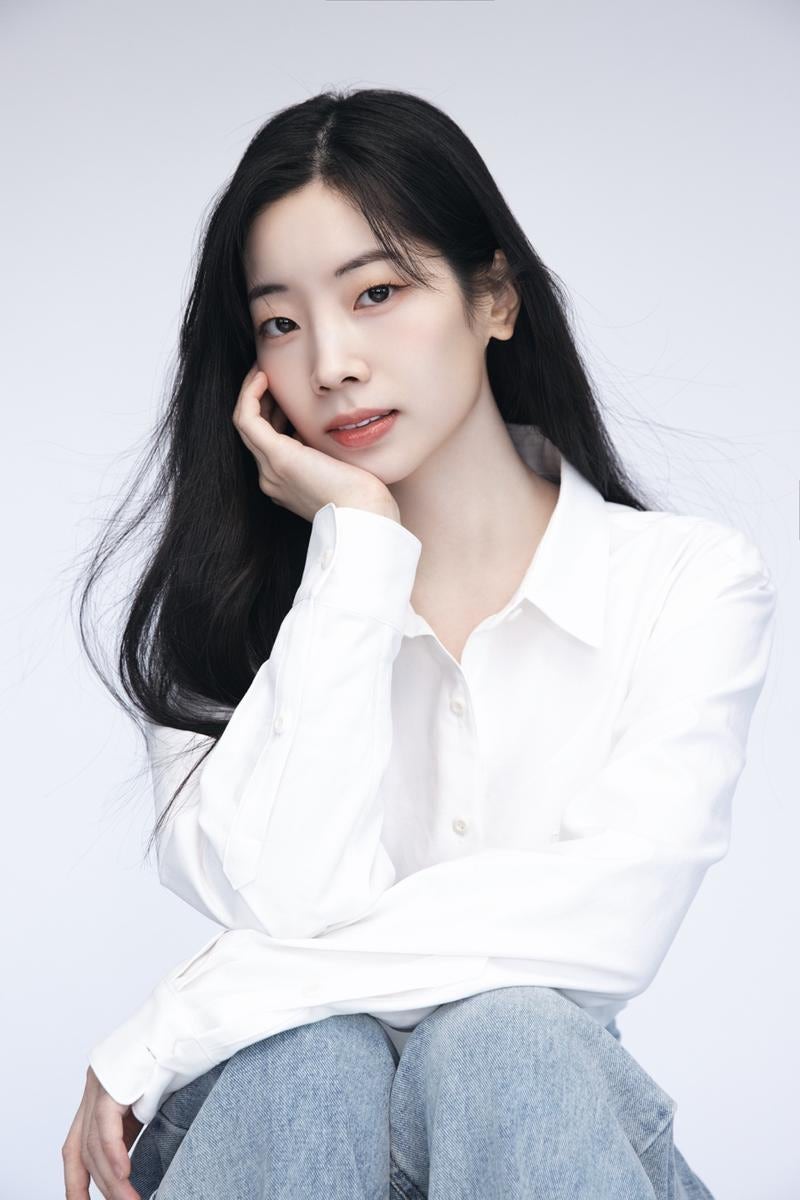 "It Was Like a Monologue..." TWICE's Dahyun Captivates with the Loneliness of Youth in 'Love Me'