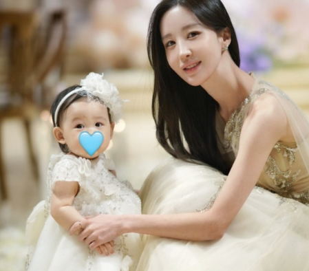   "연예인 가족인 줄!" 류시원 아내 이아영, 눈부신 드레스 자태와 훈훈한 3대 비주얼 공개