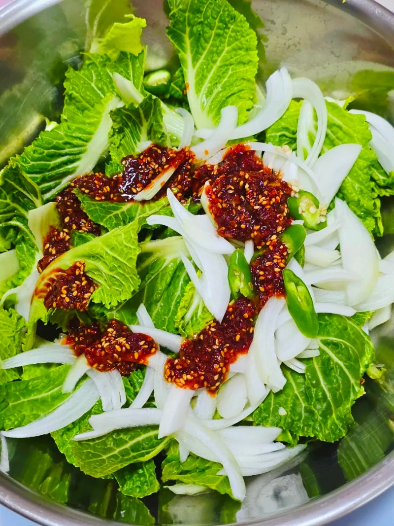 🌱오구오구도 좋아하는! 텃밭에서 캐온 봄동으로, 새콤달콤 봄동무침 만들기~ 봄동무침 만드는법 : 네이버 블로그