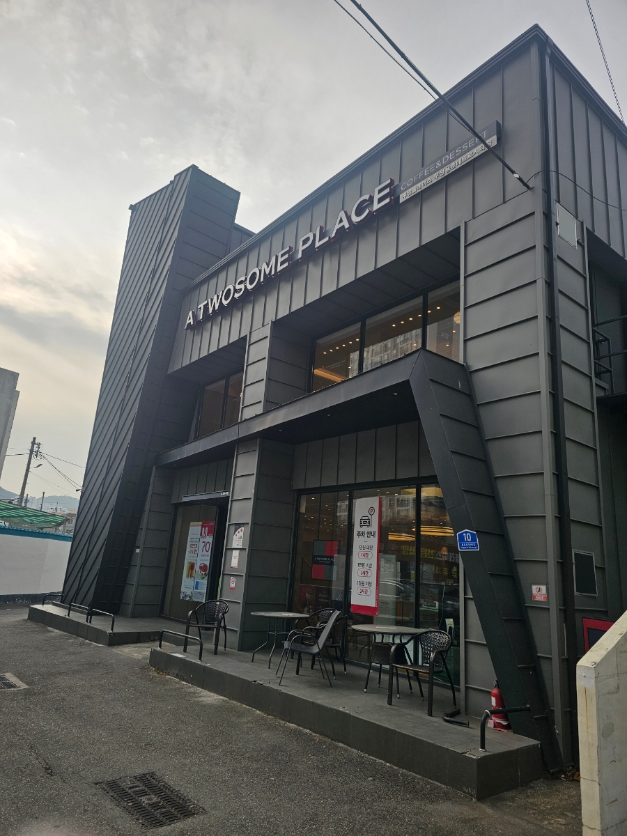 투썸플레이스 부산용호메트로시티점 사진 1