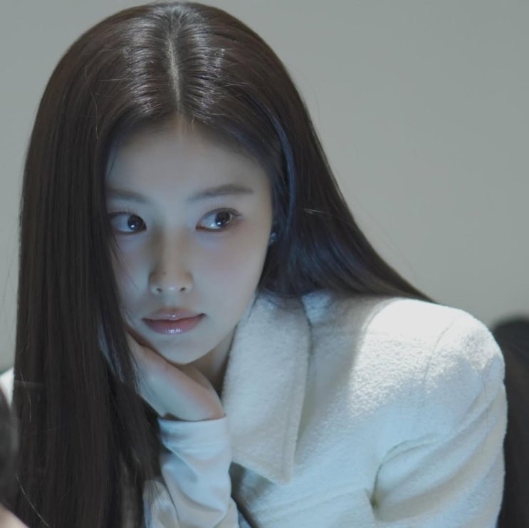  여자 생머리 한 끗 차이 ! 강혜원 긴머리 사이드뱅 스타일링 팁