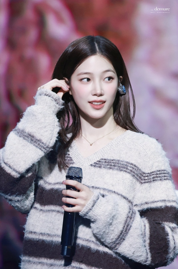 르세라핌 카즈하 사운드체크 투어 패션 옷 정보/브이넥 스트라이프 스웨터 니트....