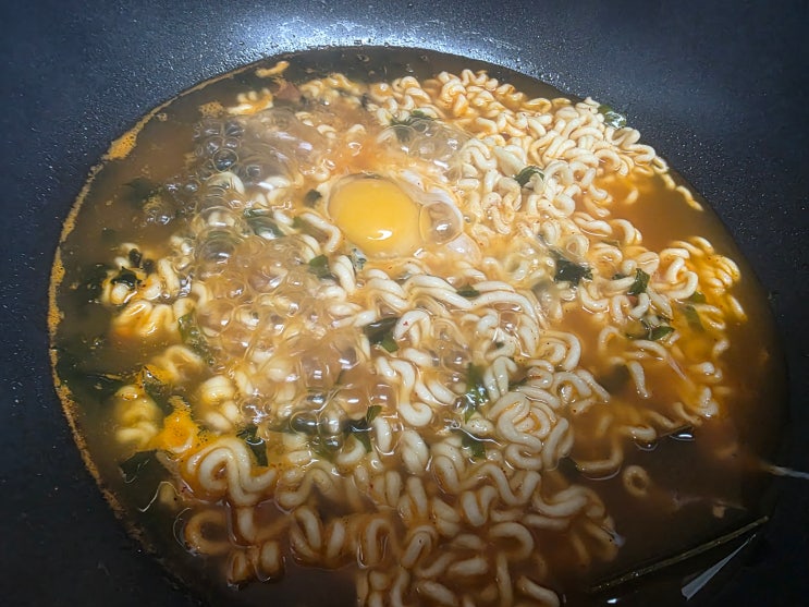  농심 너구리 라면 리뷰｜씹는 맛 좋은 면발과 다시마 국물