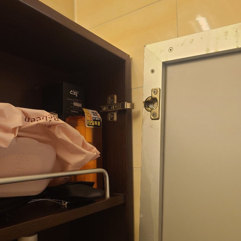 광주 금호동진흥더루벤스 욕실 수건장 경첩교체