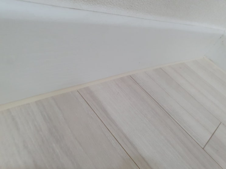  밀양시 삼문동 변색된 마루 걸레받이 반투명 실리콘 재시공
