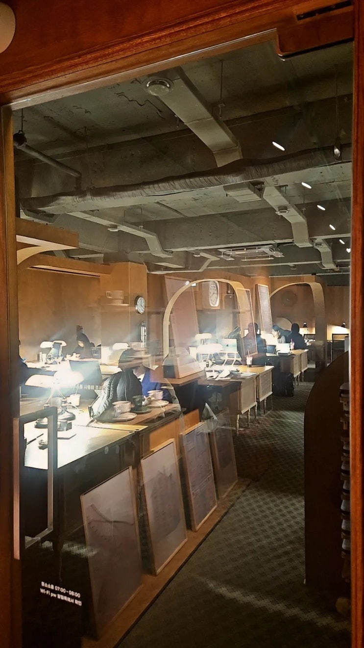  카공족과 프리랜서를 위한 완벽한 몰입 공간 페즈라이브러리 신촌점 방문 후기